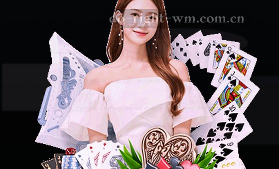 一名足球运动员在绿茵场上飞身头球，守门员跃起扑救。